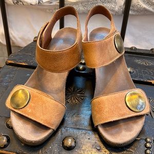 Taos Velcro sandals, tan, size 36.